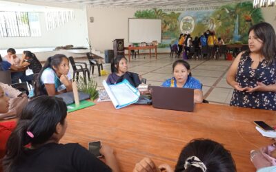 Desarrollando el taller de fortalecimiento de capacidades dirigido a estudiantes de Formación Inicial Docente